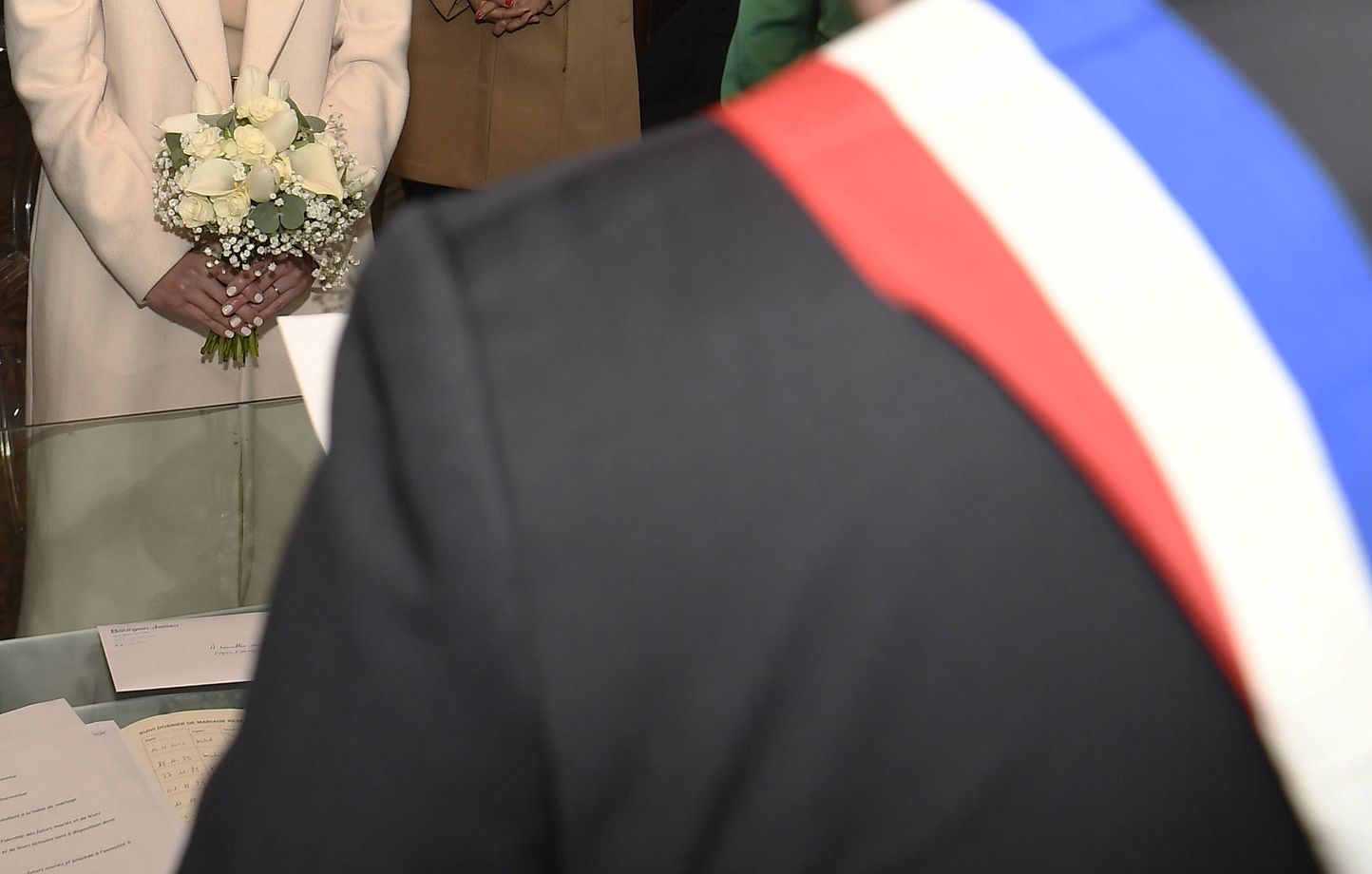 , Doubs : La mari&eacute;e traite le maire de &laquo; bouffon &raquo; et continue sa lune …