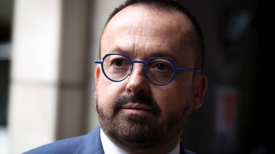 Le ministre de la Sant&eacute; Yannick Neuder est ancien pr&eacute;sident de la communaut&eacute; de communes Bi&egrave;vre-Is&egrave;re &agrave; laquelle appartient Villeneuve-de-Marc, o&ugrave; a eu lieu l'agression.
