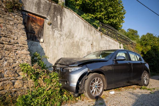 Le v&eacute;hicule de l&rsquo;auteur pr&eacute;sum&eacute; de l&rsquo;agression de Gilles Dussault, maire de Villeneuve-de-Marc (Is&egrave;re), encastr&eacute; dans le mur de la maison de l&rsquo;&eacute;lu, le 6&nbsp;ao&ucirc;t&nbsp;2025.