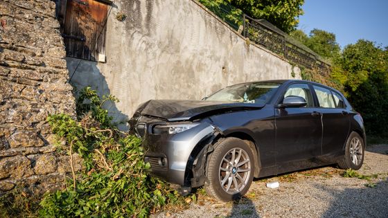 Le v&eacute;hicule de l'auteur pr&eacute;sum&eacute; des faits, encastr&eacute; dans le mur de la maison du maire dans la rue du village.