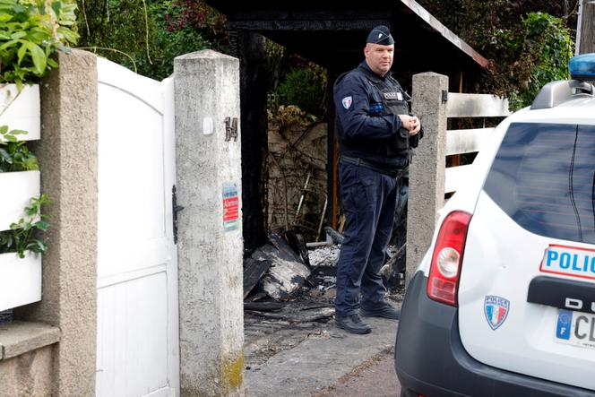 Devant le domicile du maire (2014-2024) de L&rsquo;Ha&yuml;-les-Roses (Val-de-Marne), Vincent Jeanbrun, apr&egrave;s une attaque &agrave; la voiture b&eacute;lier, le 2&nbsp;juillet&nbsp;2023.
