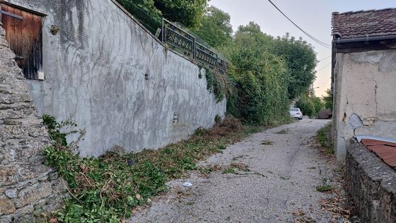 C'est dans cette ruelle, juste en-dessous de chez lui, que la maire de Villeneuve-de-Marc a &eacute;t&eacute; agress&eacute;.