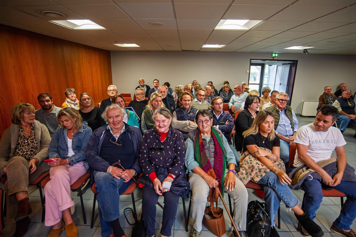 Une salle du conseil &eacute;tait pleine pour l&rsquo;occasion.