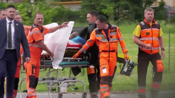 Le premier ministre slovaque, Robert Fico, est transport&eacute; &agrave; l&rsquo;h&ocirc;pital, &agrave; Banska Bystrica, en Slovaquie, le 15&nbsp;mai&nbsp;2024.