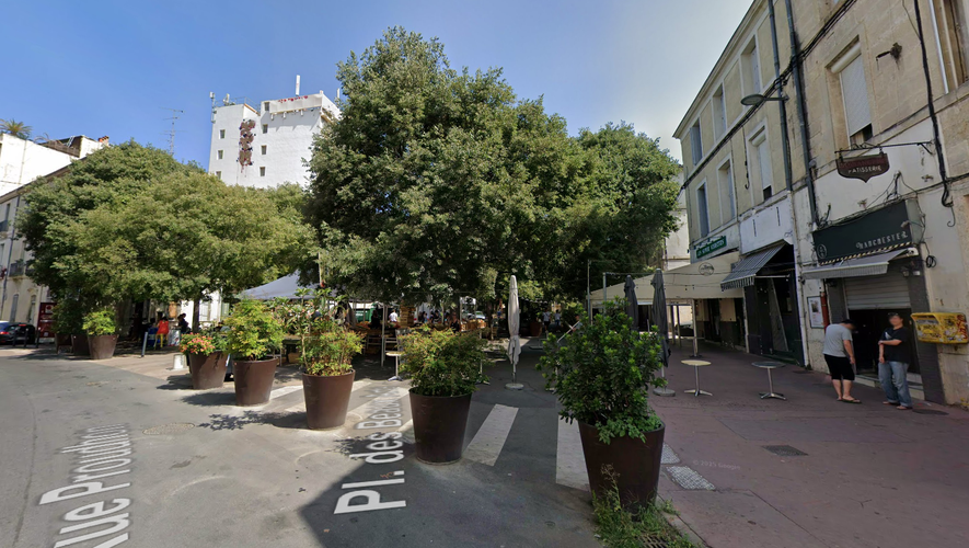 , Un groupe d&rsquo;individus v&ecirc;tus de noir frappent un homme au sol, place des Beaux-Arts &agrave; Montpellier : le maire saisit le procureur de la R&eacute;publique
