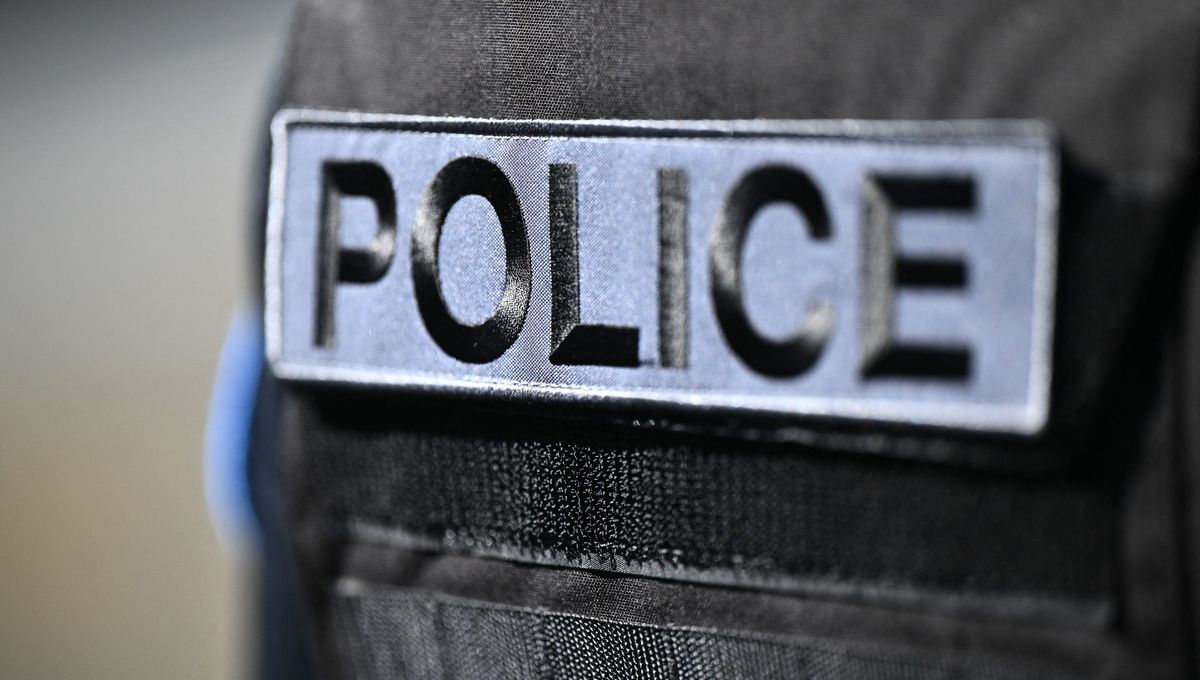 , Une vid&eacute;o post&eacute;e par un d&eacute;put&eacute; montre un jeune homme agress&eacute; par un policier &agrave; Saint-Denis