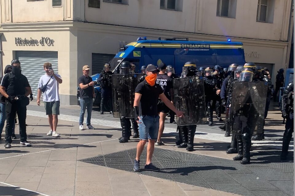 Des identitaires, pourtant exfiltr&eacute;s de la Com&eacute;die par les CRS, ont quand m&ecirc;me pris leur temps avant de franchir le barrage