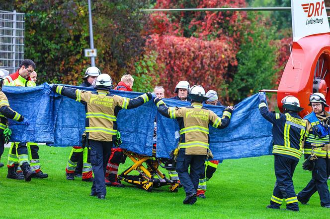 Des pompiers et des secouristes &eacute;vacuent la maire d&rsquo;Herdecke par h&eacute;licopt&egrave;re &agrave; Herdecke (Allemagne), le 7&nbsp;octobre 2025.