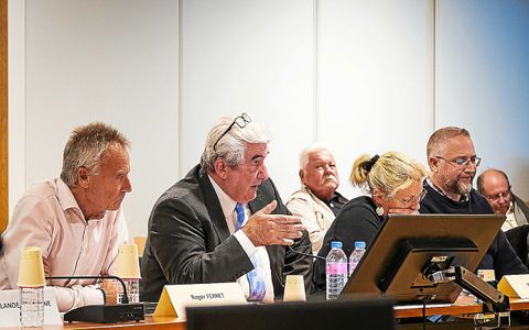 Jo&euml;l Batard, le maire de Pordic, a surpris jusque dans sa majorit&eacute;, lors du conseil municipal de ce lundi 20&nbsp;octobre, en s&rsquo;attaquant &agrave; certains de ses anciens adjoints &agrave; l&rsquo;heure de pr&eacute;senter le d&eacute;bat d&rsquo;orientations budg&eacute;taires de la commune.