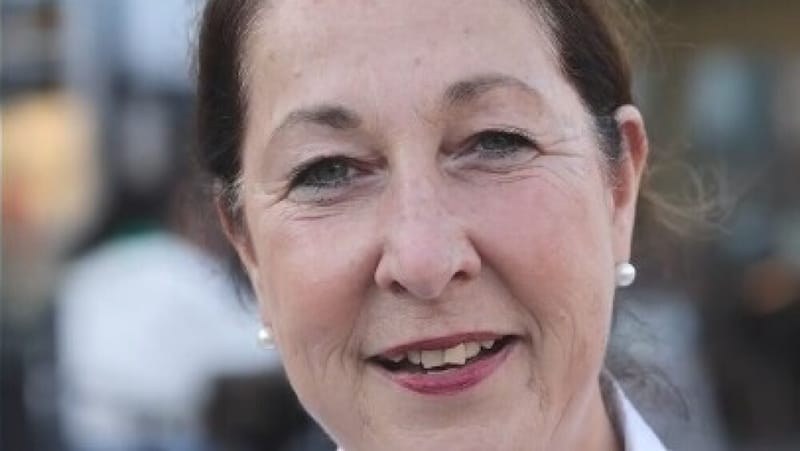 L'&eacute;lue social-d&eacute;mocrate Iris Stalzer, &acirc;g&eacute;e de 57 ans, a &eacute;t&eacute; gri&egrave;vement bless&eacute;e &agrave; proximit&eacute; de son domicile.