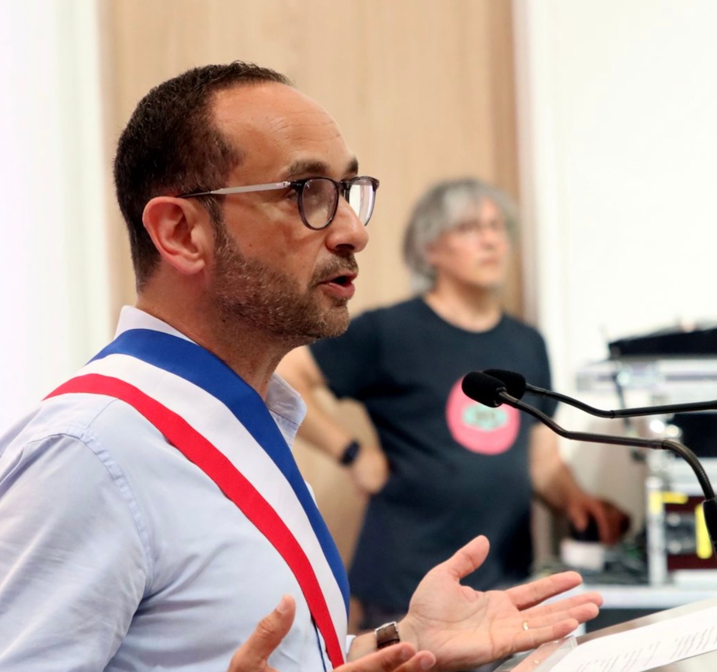 , &laquo; Le fait de voyous isol&eacute;s &raquo; : Patrick Haddad, maire de Sarcelles, pris dans un &laquo; guet-apens &raquo; et &laquo; caillass&eacute;