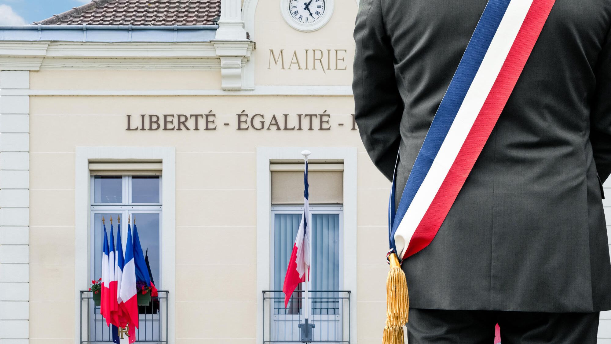 , Profil, c&ocirc;te de popularit&eacute;, engagement d&eacute;mocratique et liens avec les administr&eacute;s: qui sont nos maires?