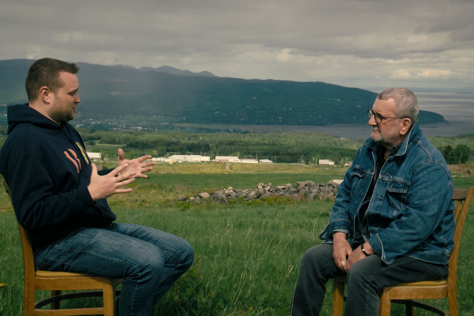 Le maire de Baie-Saint-Paul, Micha&euml;l Pilote, s&rsquo;entretient avec R&eacute;gis Labeaume dans une sc&egrave;ne du documentaire &laquo;Qui veut encore faire de la politique?&raquo;.