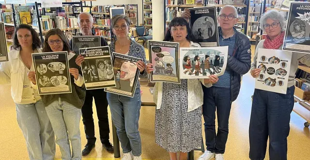 photo les &eacute;lus, le centre social indigo et les repr&eacute;sentants de la m&eacute;diath&egrave;que saint-exup&eacute;ry &agrave; saint-macaire-en-mauges, r&eacute;unis pour pr&eacute;senter quelques-unes des 22&nbsp;affiches de l&rsquo;exposition &laquo;&nbsp;violences sexistes et sexuelles&nbsp;&raquo; de fanny vella. &copy; co 