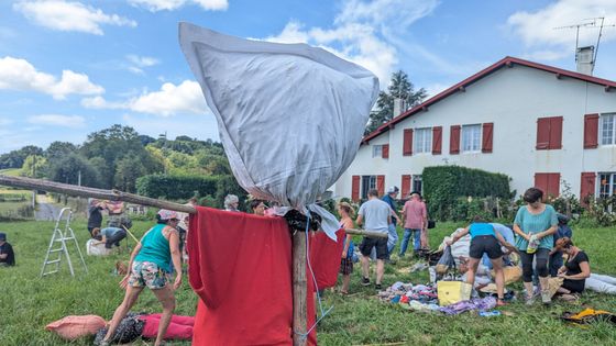 Ce samedi 2 ao&ucirc;t une cinquantaine de personnes ont confectionn&eacute; et install&eacute; des &eacute;pouvantails sur ce terrain contest&eacute; &agrave; Cambo-les-Bains.