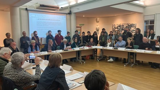 Pendant pr&egrave;s de deux heures, les manifestants ont us&eacute; de cloches, b&acirc;tons et balais afin de perturber le conseil municipal autour du maire Christian Dev&egrave;ze