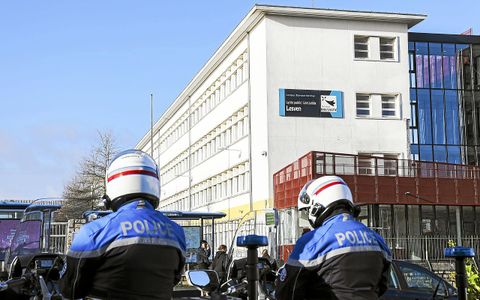 Des motards de la Police nationale, devant le lyc&eacute;e public Lesven de Brest.