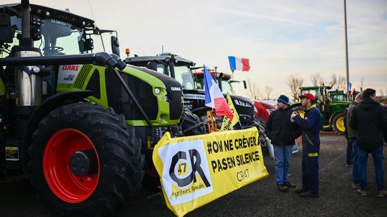 Des agriculteurs de la Coordination Rurale 47 se pr&eacute;parent &agrave; partir en convoi pour bloquer le march&eacute; de Rungis depuis Bo&eacute;, pr&egrave;s d&rsquo;Agen, le 29 janvier 2024.