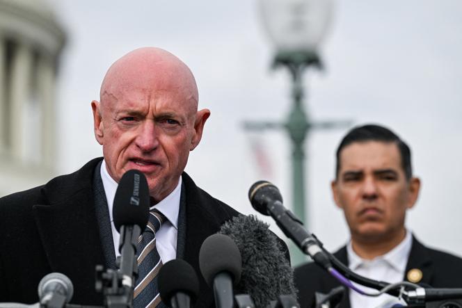 Le s&eacute;nateur d&eacute;mocrate de l&rsquo;Arizona Mark Kelly lors d&rsquo;une conf&eacute;rence de presse devant le Capitole, &agrave;&nbsp;Washington, le 18&nbsp;novembre 2025. Cet ancien officier de marine et astronaute de la NASA a appel&eacute;, avec d&rsquo;autres d&eacute;mocrates, les militaires &agrave; d&eacute;sob&eacute;ir aux ordres ill&eacute;gaux.