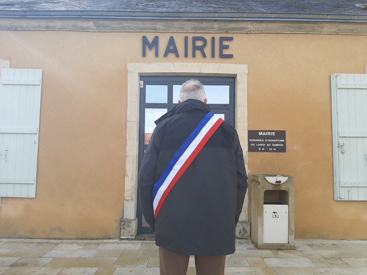 , Il laisse son chien divaguer puis agresse le maire adjoint de cette commune de la Sarthe