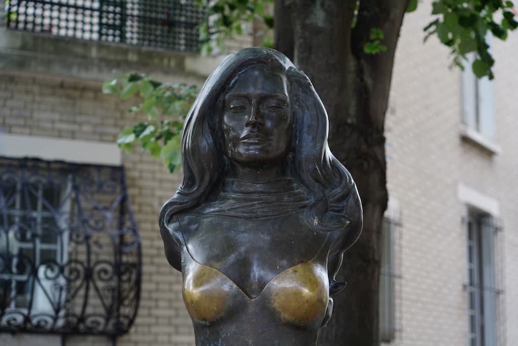 , Les &eacute;colos se mobilisent contre l&rsquo;agression sexuelle d&rsquo;une statue