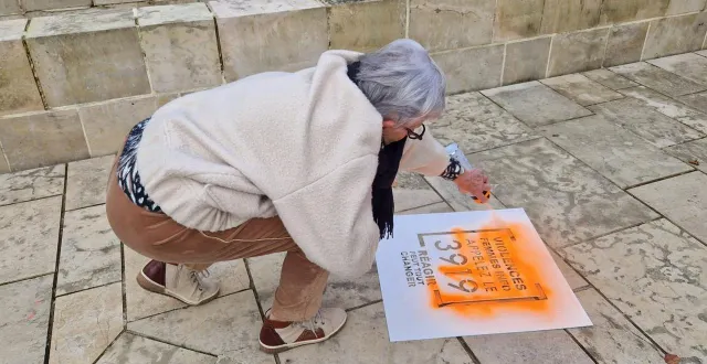 photo en diff&eacute;rents endroits du may-sur-&egrave;vre, l&rsquo;&eacute;lue marie-no&euml;lle jobard a peint au pochoir le num&eacute;ro que les victimes de violences sont invit&eacute;es &agrave; composer&nbsp;: le 39&nbsp;19. &copy; mairie du may-sur-&egrave;vre 