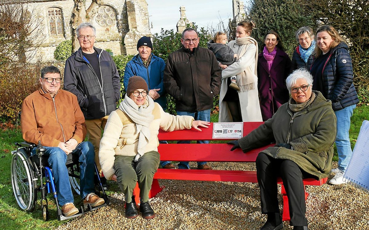 , &Agrave; Lanmeur, un banc rouge contre les violences intrafamiliales, install&eacute; au parc de Kernitron