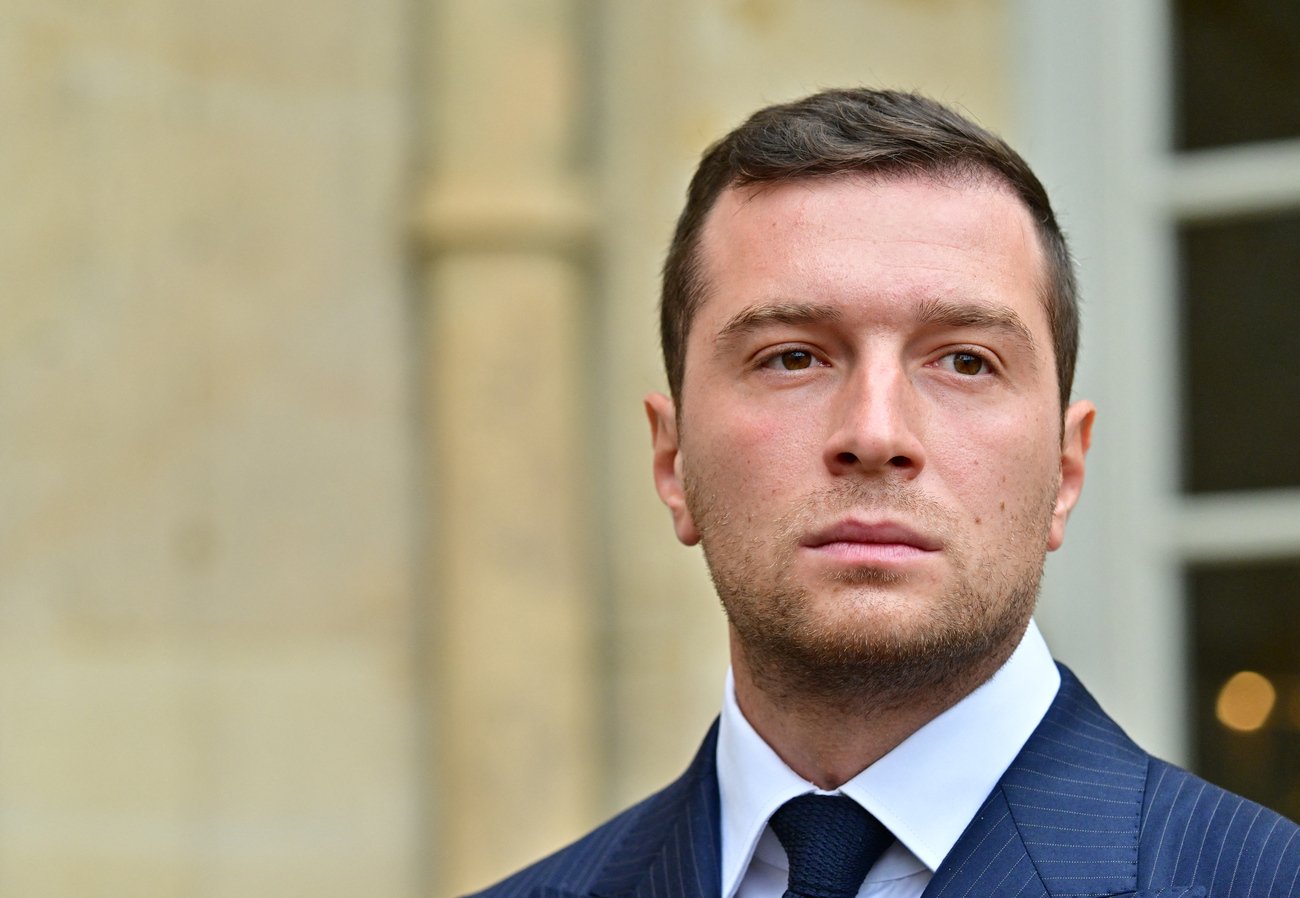 , Jordan Bardella une nouvelle fois agress&eacute; : apr&egrave;s la farine, le candidat RN se prend un oeuf en pleine t&ecirc;te