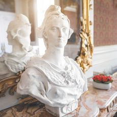 Un buste de Marianne dans une mairie fran&ccedil;aise.