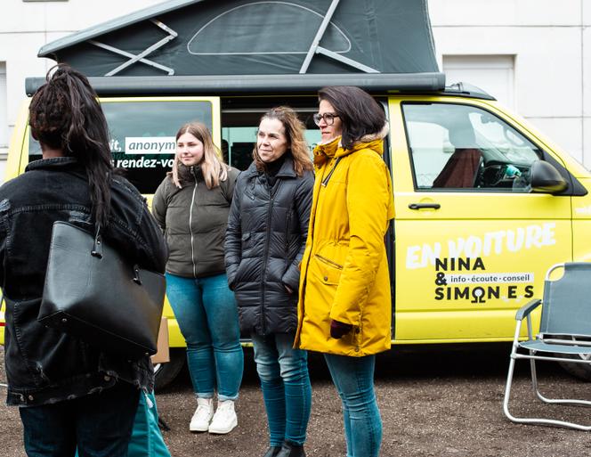 Le camion Nina et Simon.e.s du Centre d&rsquo;information sur les droits des femmes et des familles parcourt les territoires avec &agrave; son bord des juristes et des travailleuses sociales, afin de fournir information et aide sur les probl&eacute;matiques li&eacute;es aux violences de genre et intrafamiliales. Ici &agrave; Lons-le-Saunier, le 5&nbsp;mars&nbsp;2021.