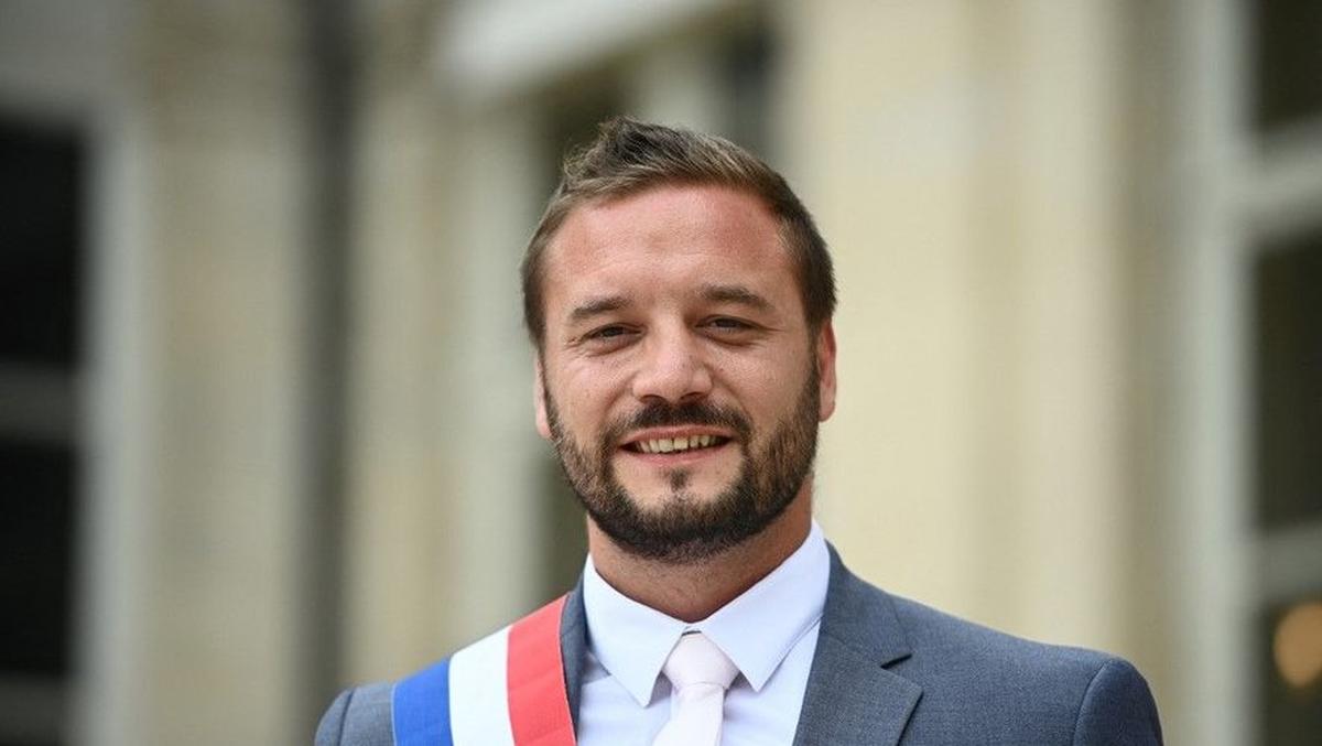, Un d&eacute;put&eacute; RN retrouv&eacute; bless&eacute; pr&egrave;s de sa permanence, hospitalis&eacute; de force