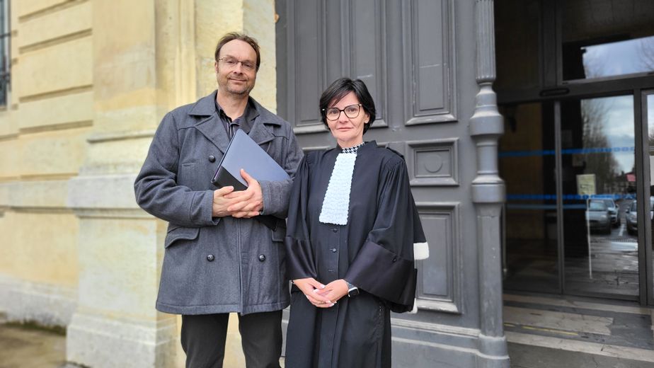 G&eacute;r&ocirc;me Beyries accompagn&eacute; de son avocate Me Sandra Vazquez devant le tribunal d&rsquo;Auch le vendredi 20&nbsp;f&eacute;vrier 2026.