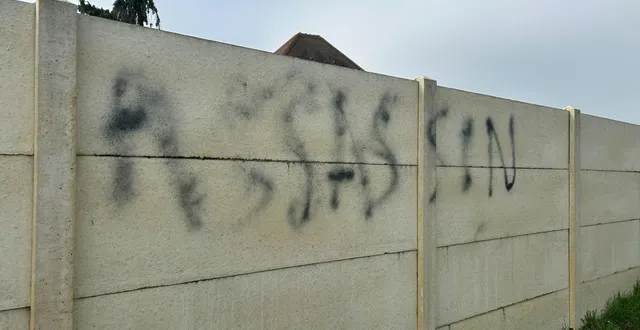 photo des insultes ont &eacute;t&eacute; tagu&eacute;es sur le mur et la palissade de l&rsquo;habitation d&rsquo;un ancien &eacute;lu du lude&nbsp;(sarthe). la maire, b&eacute;atrice latouche, indique qu&rsquo;une enqu&ecirc;te de gendarmerie est en cours pour en trouver les auteurs. &copy; ouest-france 