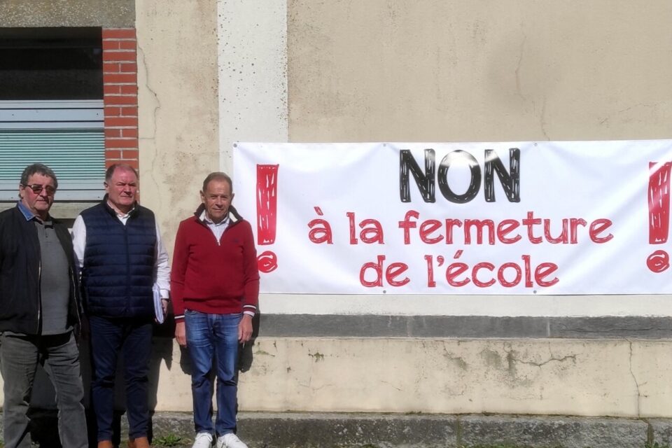 Raymond Soula, Christian Sorieux, Yves Boulet affirment leur d&eacute;sapprobation devant la mairie de Chelun