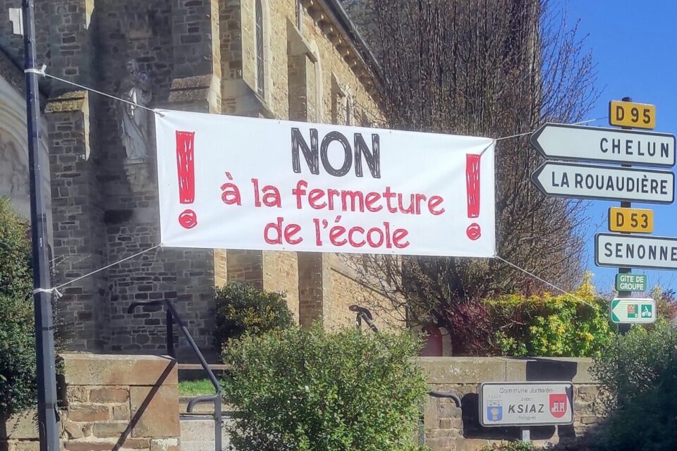 &Agrave; &Eacute;anc&eacute; la banderole s'affiche aussi face &agrave; la mairie