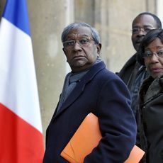 Jean-Paul Virapoull&eacute;, ici sur au centre de la photo, a &eacute;t&eacute; pendant plus de trente ans maire de la commune de Saint-Andr&eacute;