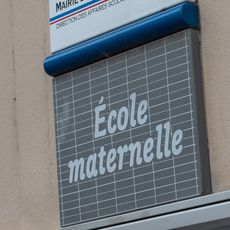 L'animateur travaillait dans un &eacute;cole maternelle.