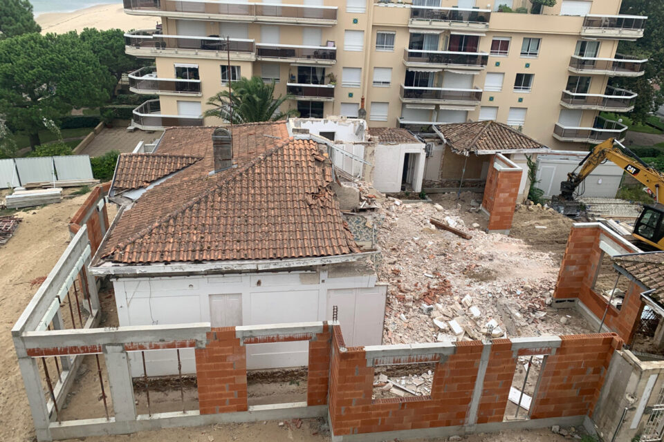 Cette photo prise lors des travaux interroge sur l'emprise de la nouvelle construction par rapport &agrave; l'ancienne.