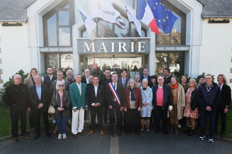 Le nouveau conseil municipal de La Turballe lors de la s&eacute;ance d'installation le 22 mars 2026
