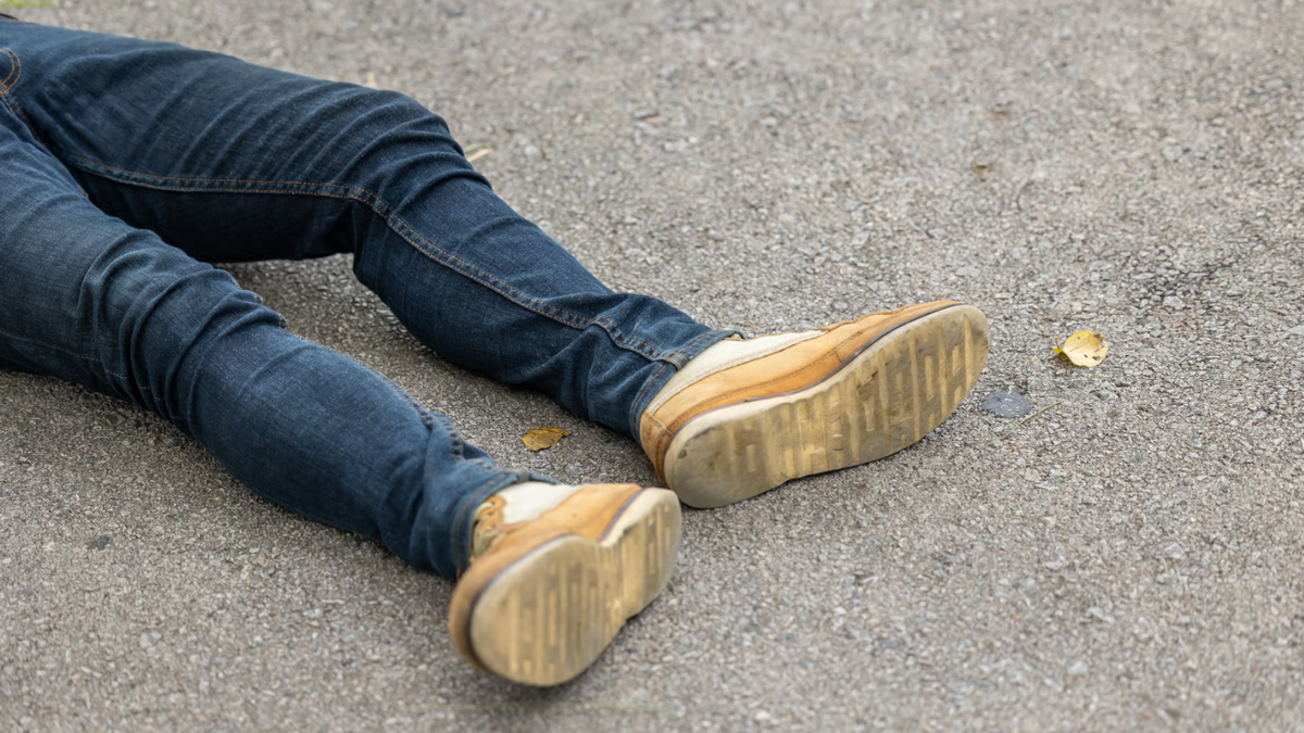 , &laquo;&nbsp;J&rsquo;avais face &agrave; moi une b&ecirc;te, un sauvage&nbsp;&raquo; : un maire de l&rsquo;Aude frapp&eacute; et &eacute;trangl&eacute; en voulant aider un homme en d&eacute;tresse au sol
