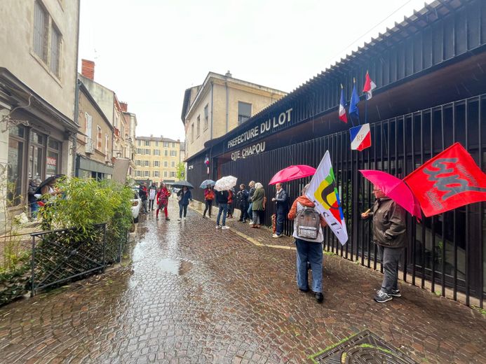Les quelques manifestants ont brav&eacute; la pluie.