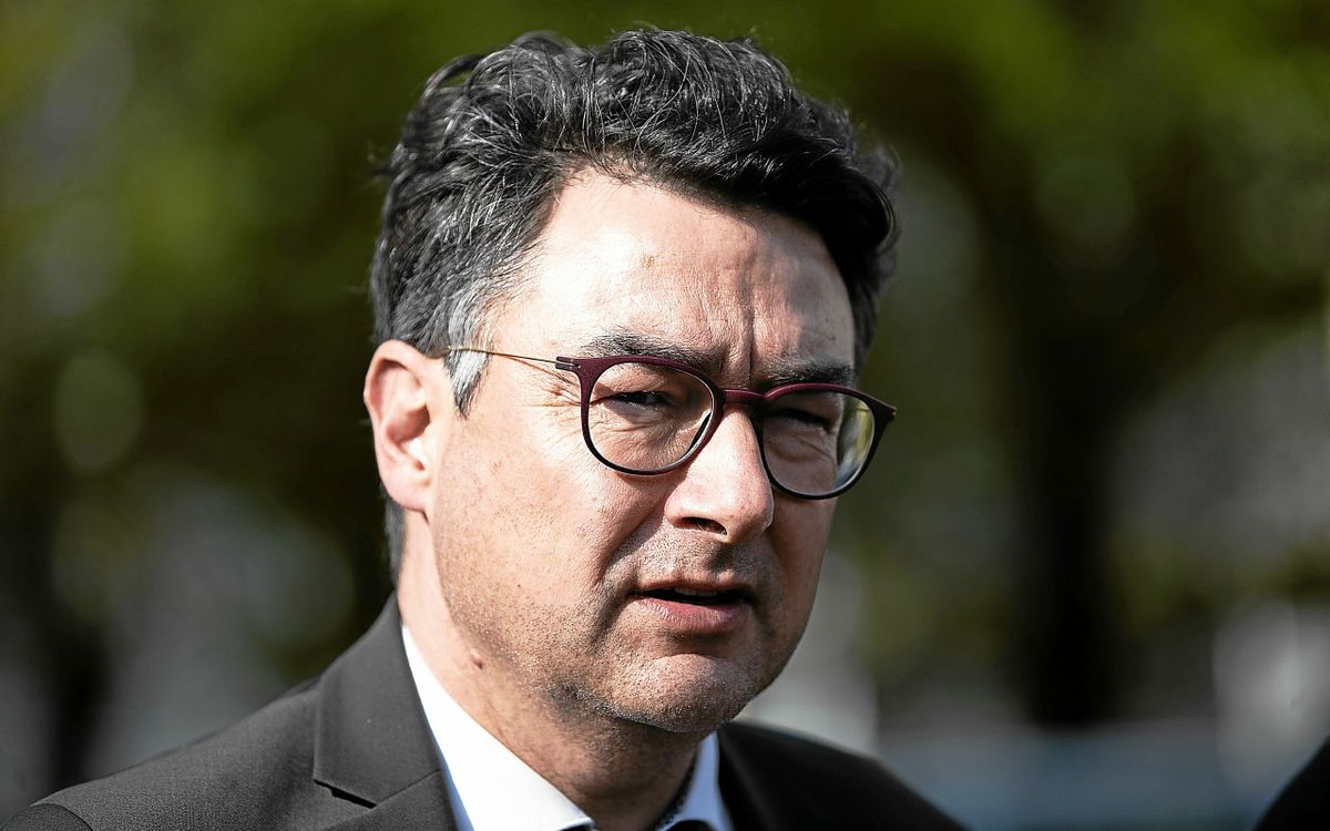 , « Ce que la loi n’impose pas, la dignité l’exige » : le maire de Brest demande à Patrick Bruel d’annuler son concert du 11 novembre à l’Arena