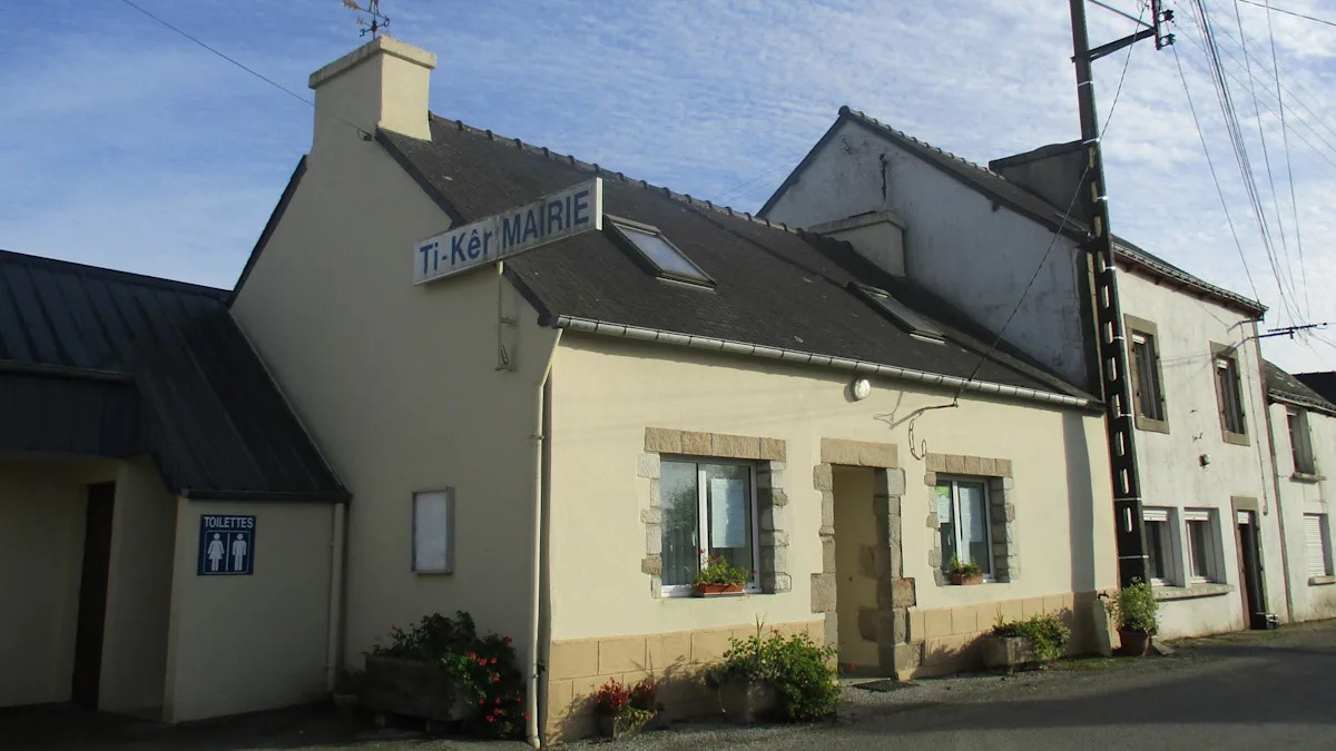 , Le maire d&rsquo;un village des C&ocirc;tes-d&rsquo;Armor accus&eacute; de viols et soup&ccedil;onn&eacute; de d&eacute;rive sectaire est plac&eacute; en d&eacute;tention provisoire