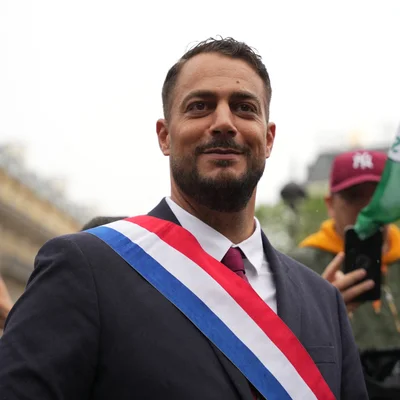 S&eacute;bastien Delogu arborant l'&eacute;charpe tricolore lors d'une sortie publique.