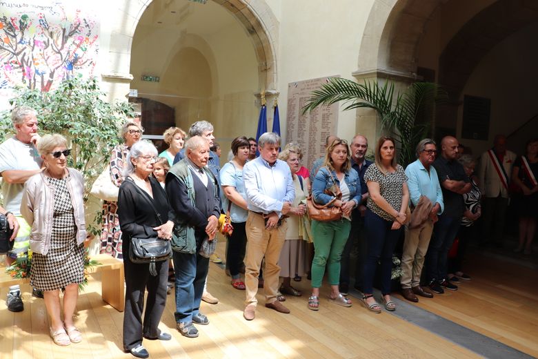 Des citoyens et personnalités limouxines ont tenu à marquer leur solidarité avec les élus victimes de violence.