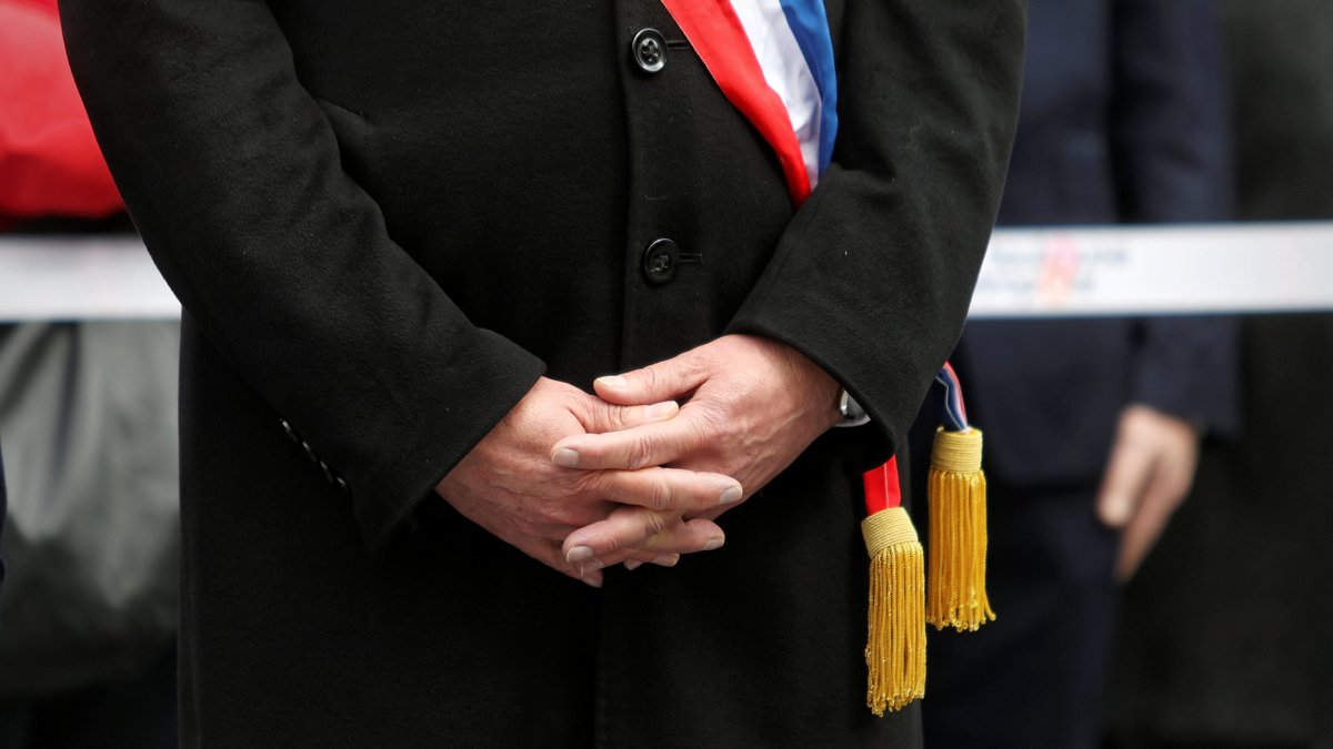 , Le maire du village fait une remarque sur la vitesse d&rsquo;un automobiliste : il est violemment agress&eacute;, &laquo;&nbsp;On s&rsquo;en fout que tu sois &eacute;lu&nbsp;&raquo;