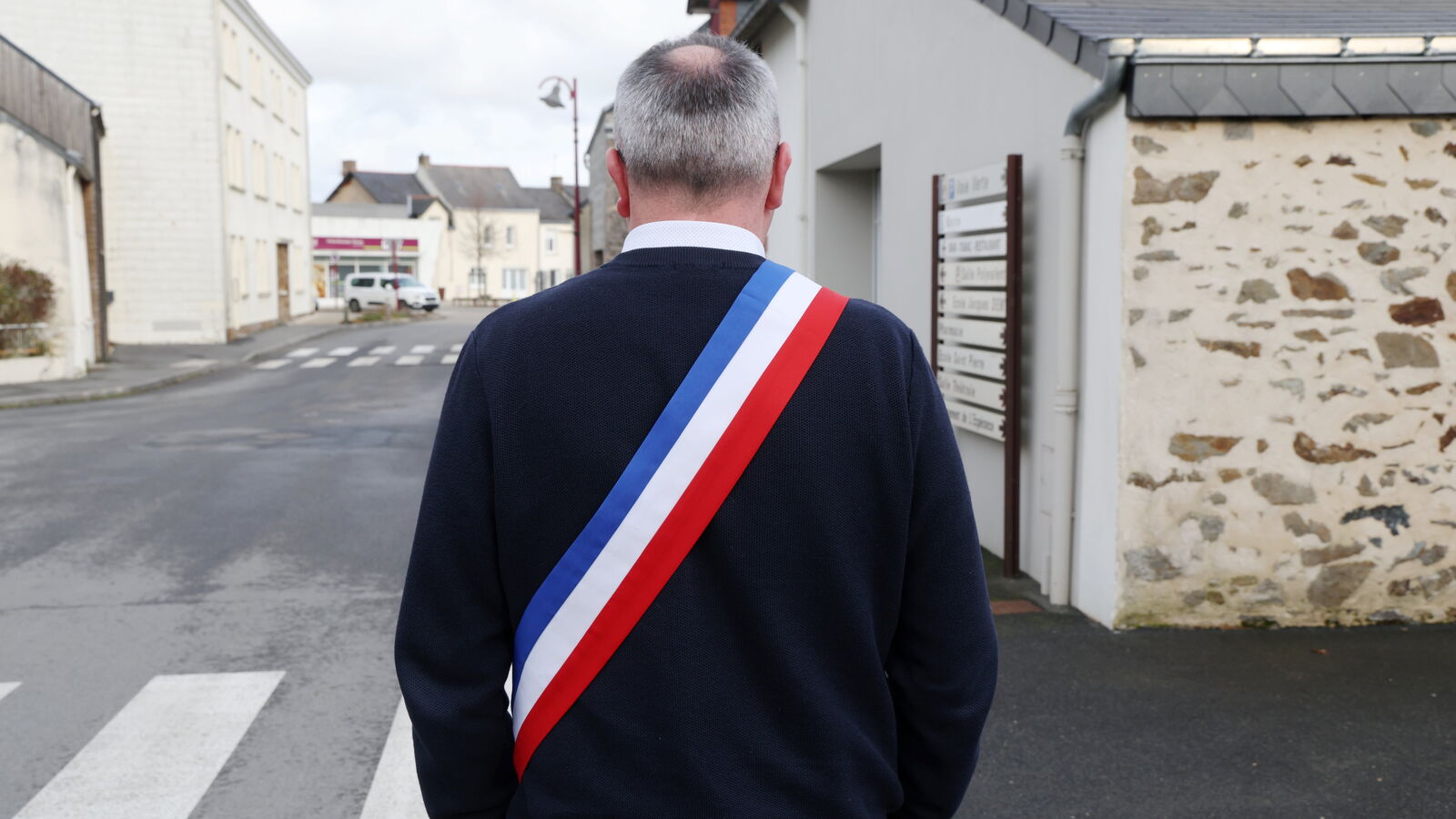 , Un maire de la Sarthe violemment agressé après avoir rappelé à l’ordre un conducteur dangereux