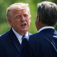 Le pr&eacute;sident am&eacute;ricain Donald Trump en pleine discussion avec John Ratcliffe, le patron de la CIA.