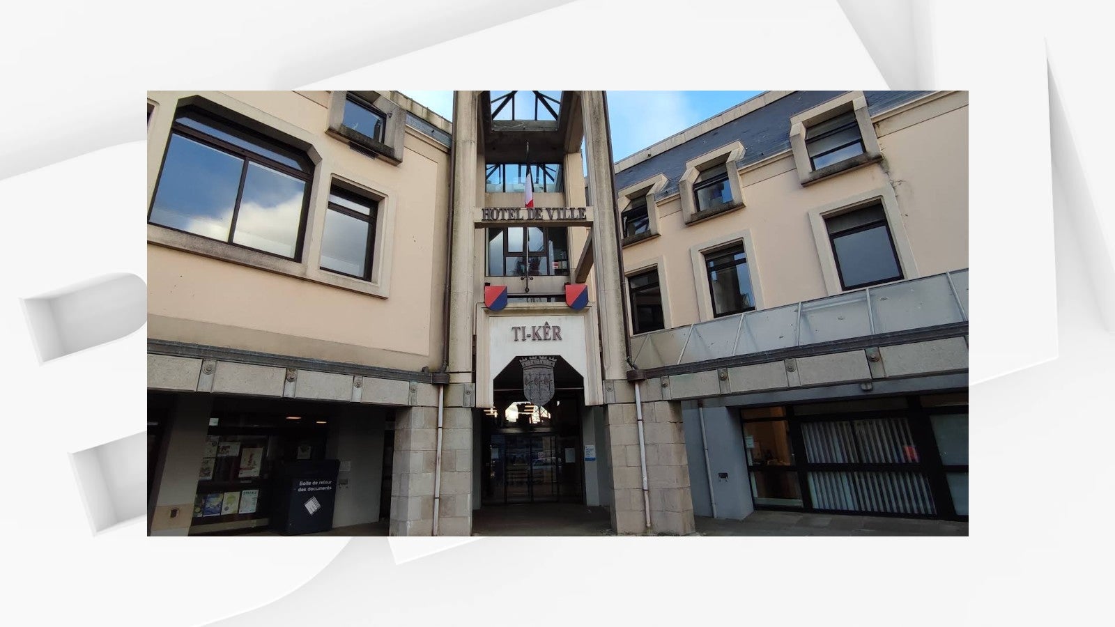 , Concarneau: une militante Femen escalade la mairie et réclame la démission du maire mis en examen pour viol