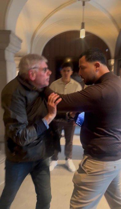 Agression de Filip Dewinter à l'entrée de l'Hôtel de Ville d'Anvers